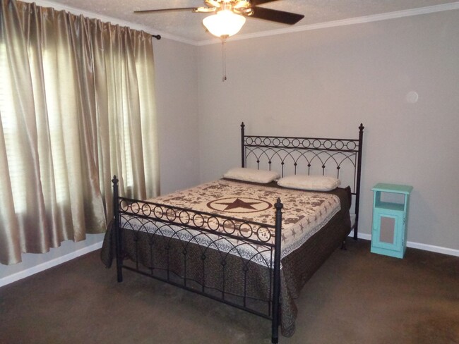 Building Photo - One Level House FOR RENT with a Country Se...