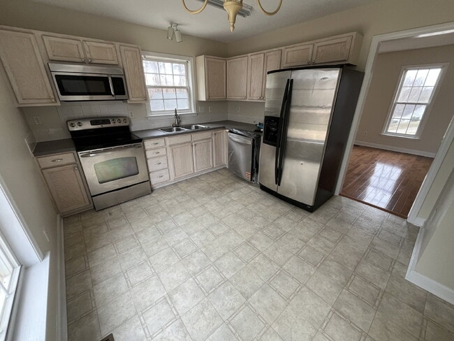 Building Photo - 145 Fiddlers Run Ct