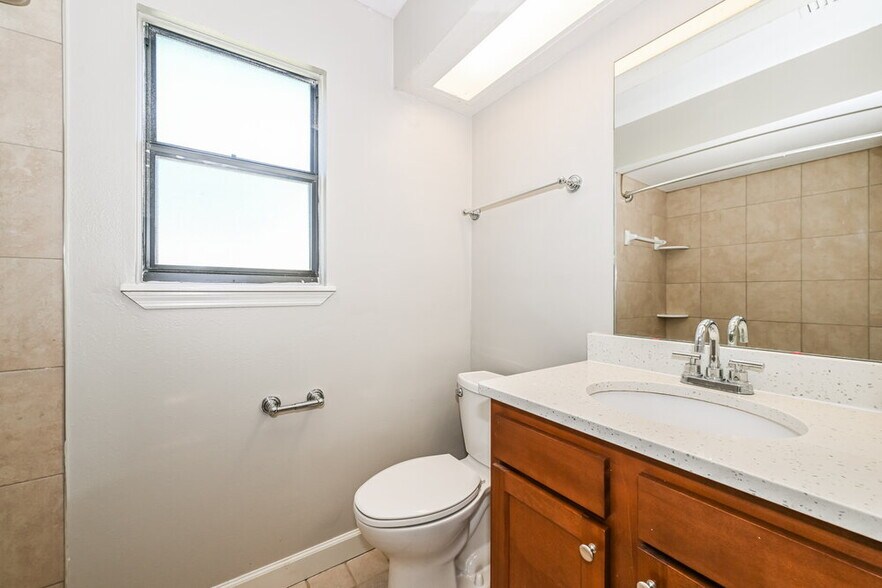 Building Photo - 7974 Amandas Crossing Dr E