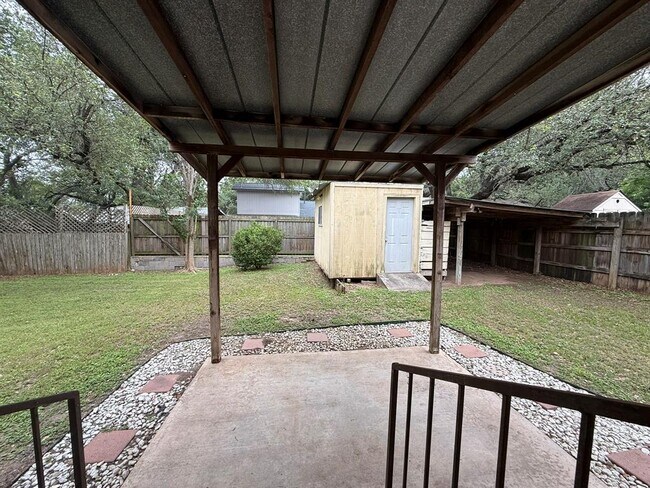 Building Photo - 305 Kimberly Dr