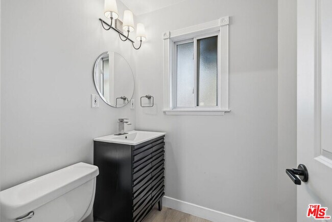 Building Photo - 10557 Reseda Blvd