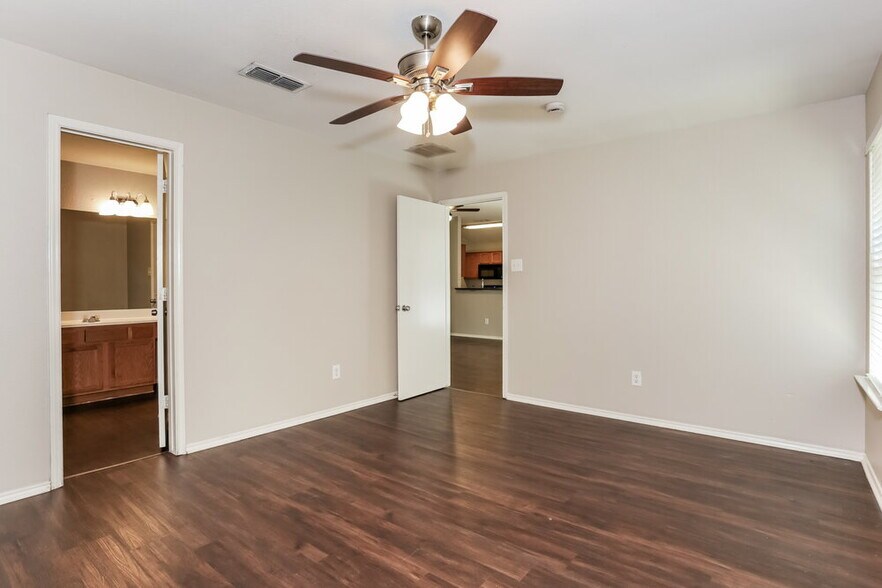 Building Photo - 1124 Sandalwood Dr