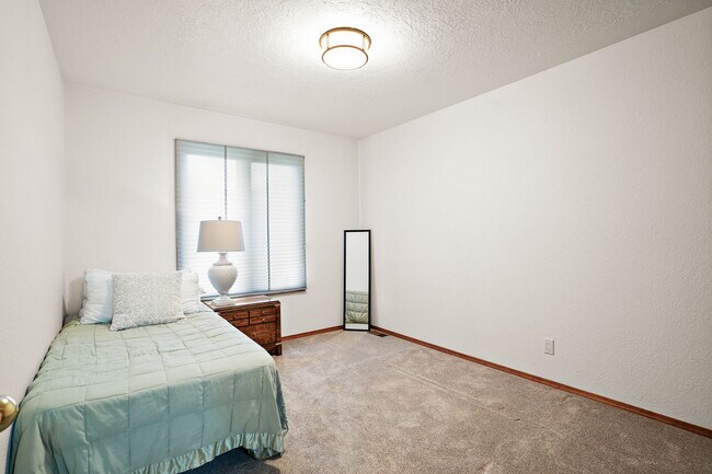 Building Photo - 4180 N Marcliffe Ave