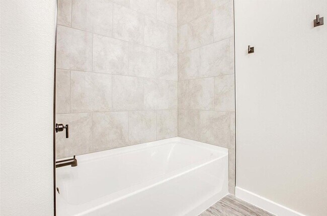 Building Photo - Pre-leasing for July