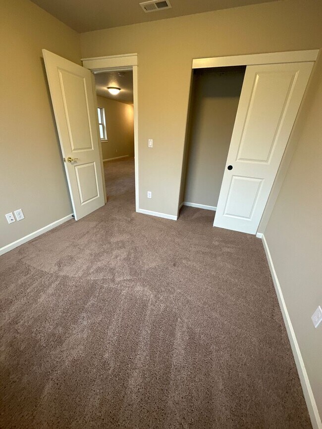 Building Photo - NE 3 Bdrm, 2.5 Bath 1450 sq ft House w/AC and Gas Heat,  All Appliances, Dbl Garage