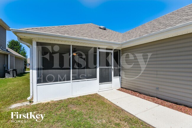 Building Photo - 2218 Village Ln