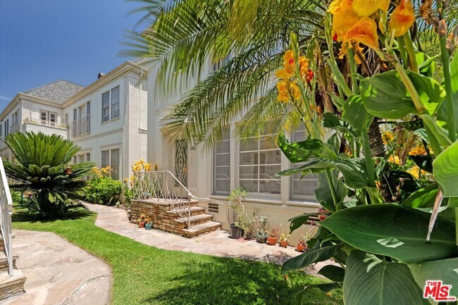 Building Photo - 9945 Robbins Dr