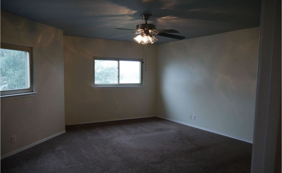 Primary bedroom - 47 Latrobe Post