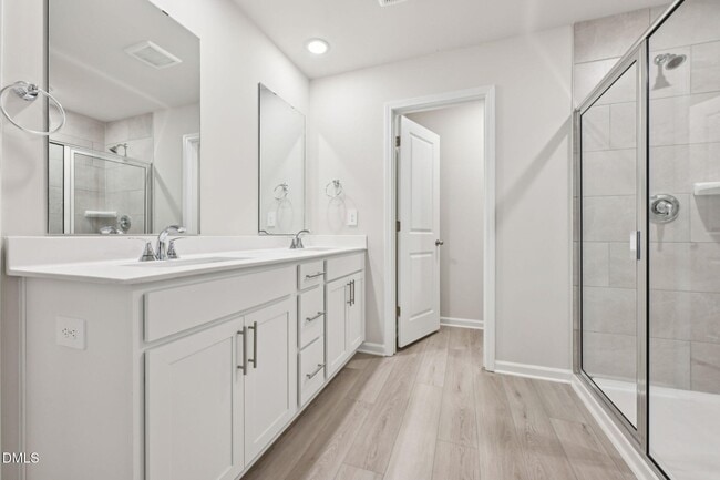 Building Photo - 5 and A Loft single family for sale