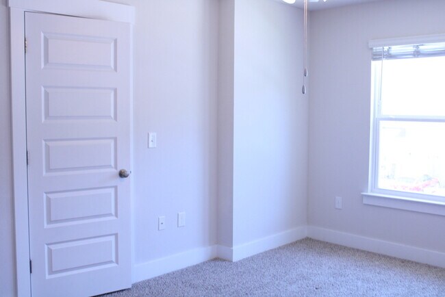 Building Photo - Beautiful New Townhome / Pet Friendly / Wi...