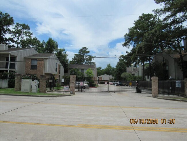 Building Photo - 17331 Red Oak Dr