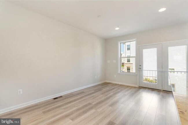 Building Photo - 5911 Garden Walk Dr