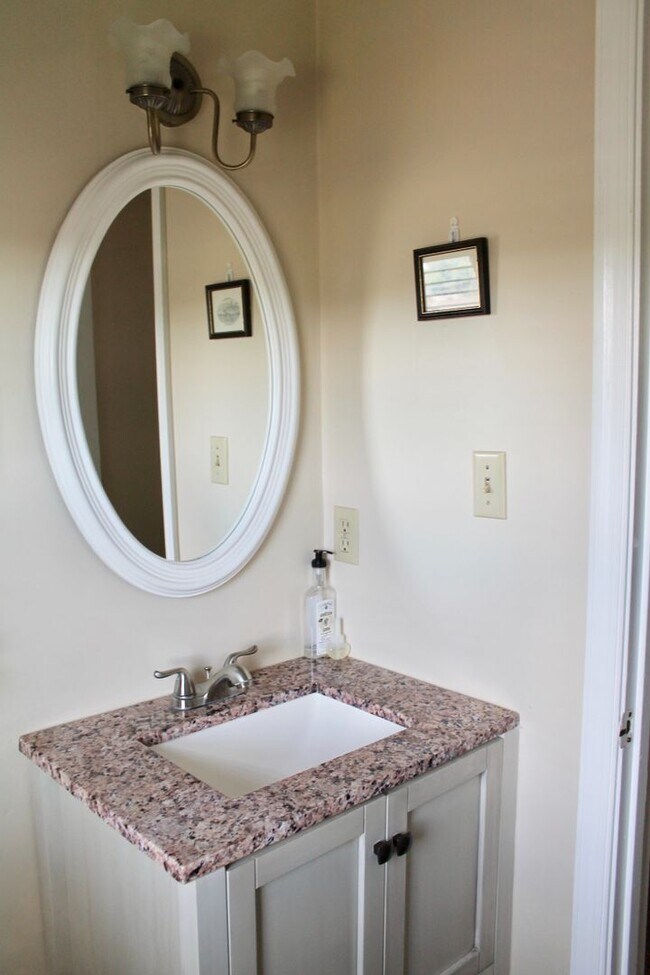 Building Photo - 3BD/2.5BA Home minutes from Dam Neck!  Full fenced Back yard!!