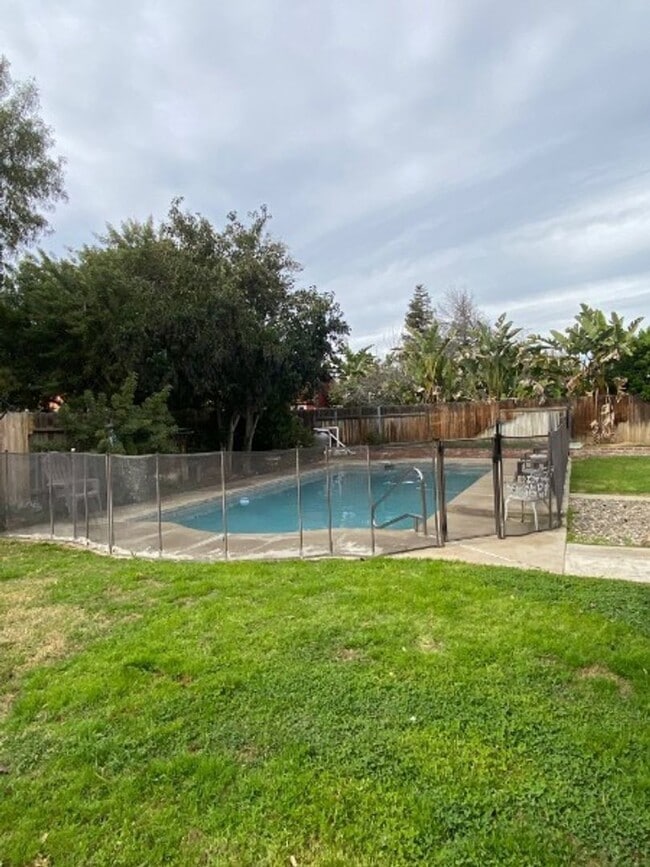 Building Photo - Beautiful Four Bedroom Home in Olive Estates