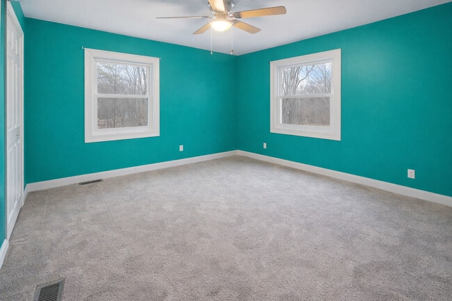 Building Photo - 1414 W Northeast Shore Dr