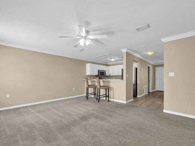 Building Photo - Charming 2-Bedroom Townhouse Retreat on Sc...