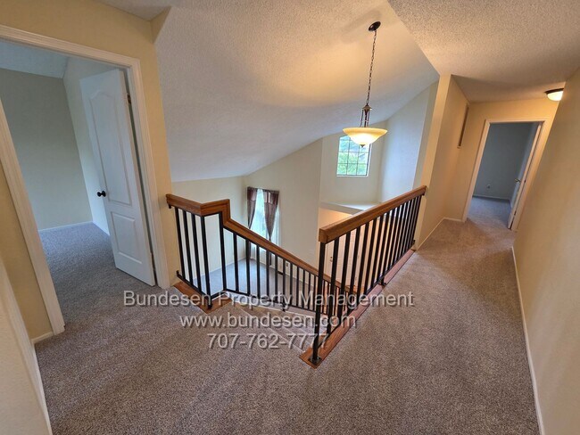 Building Photo - Spacious 4bd/2.5ba in "M" section of Rohnert Park