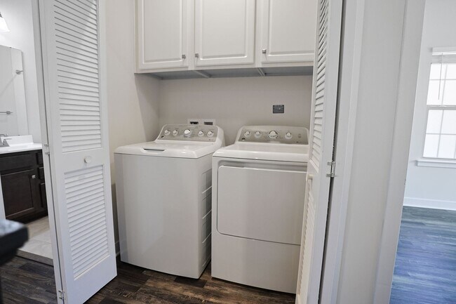 Building Photo - Welcome home to this move-in ready end uni...