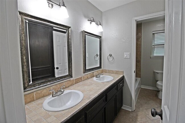 Building Photo - 2074 Shadow Rock Dr