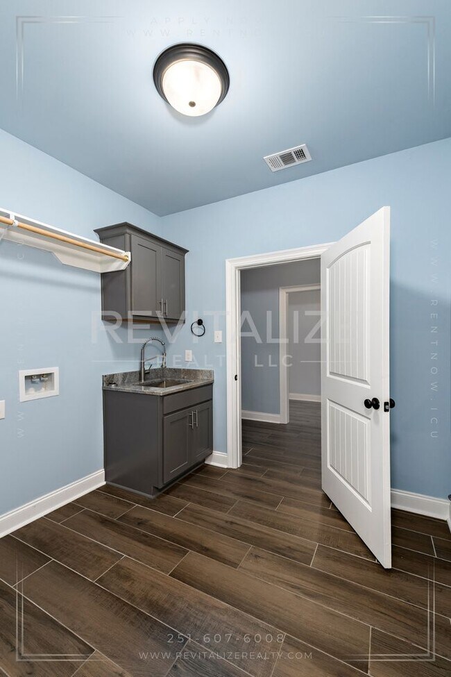 Building Photo - HALF-DEPOSIT SPECIAL! Stunning Luxury Home in Silverhill with Huge Diamond Shaped Backyard!