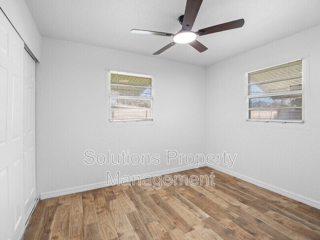 Building Photo - 2033 Robinhood Dr