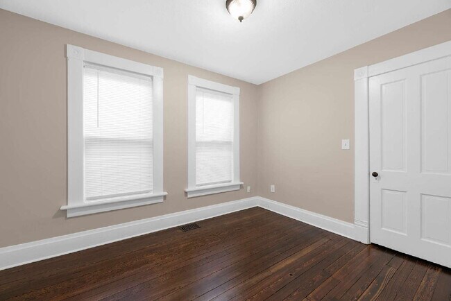 Building Photo - "Beautiful 3-Bedroom, 2-Full Bath Duplex Featuring Hardwood Floors and a Fenced Yard!"
