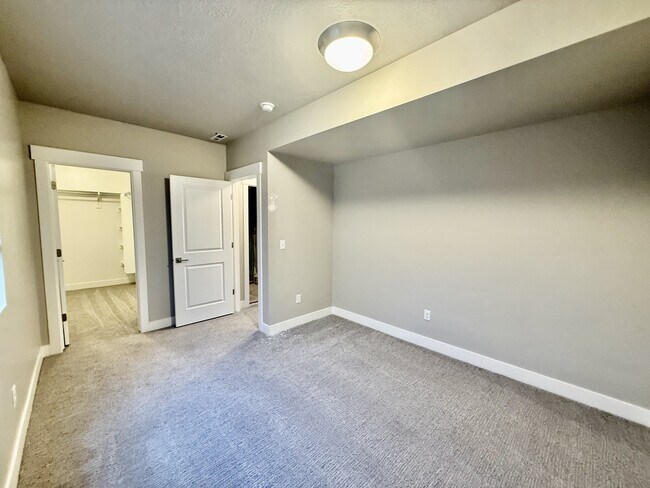 Building Photo - 6871 S 190 E