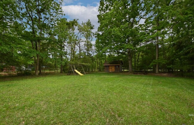 Building Photo - 16501 Accolawn Rd