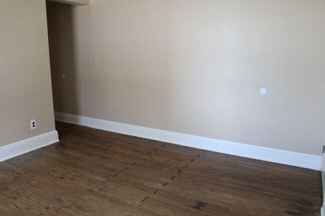 Building Photo - Spacious 2-Bedroom First Floor Apartment