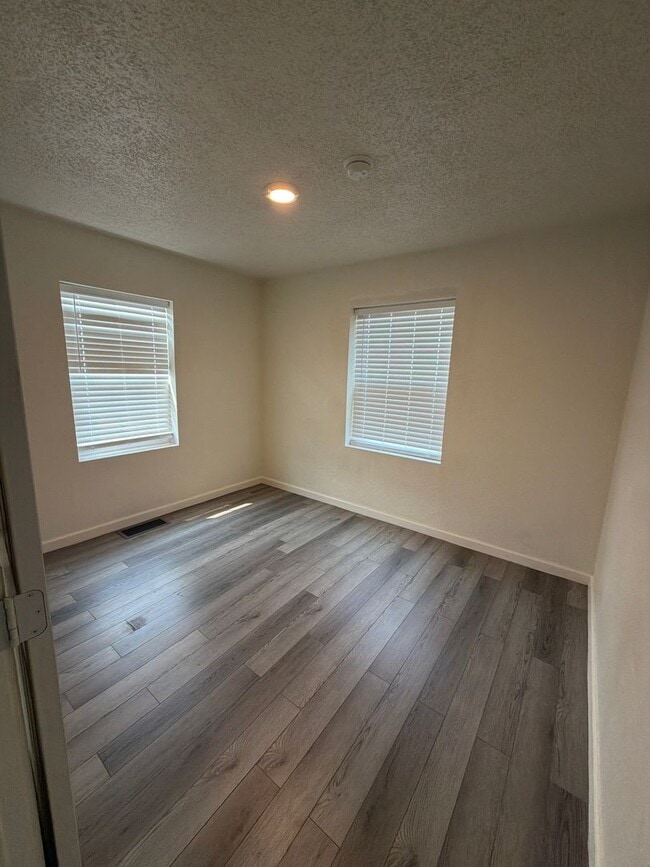 Building Photo - Freshly remodeled 3br 1ba, garage, LVP Flooring throughout.