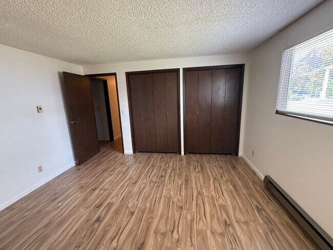 Building Photo - Spacious Single-Level Living with Retro Charm, Private Garage & Abundant Storage