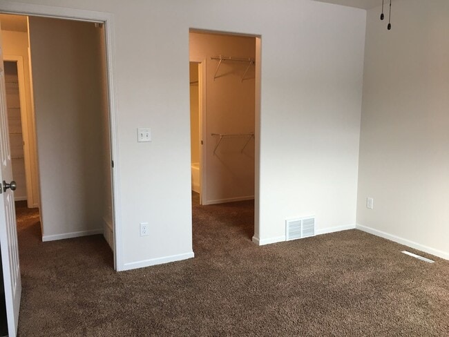 Building Photo - 3 Bed 2 Bath Twin Home