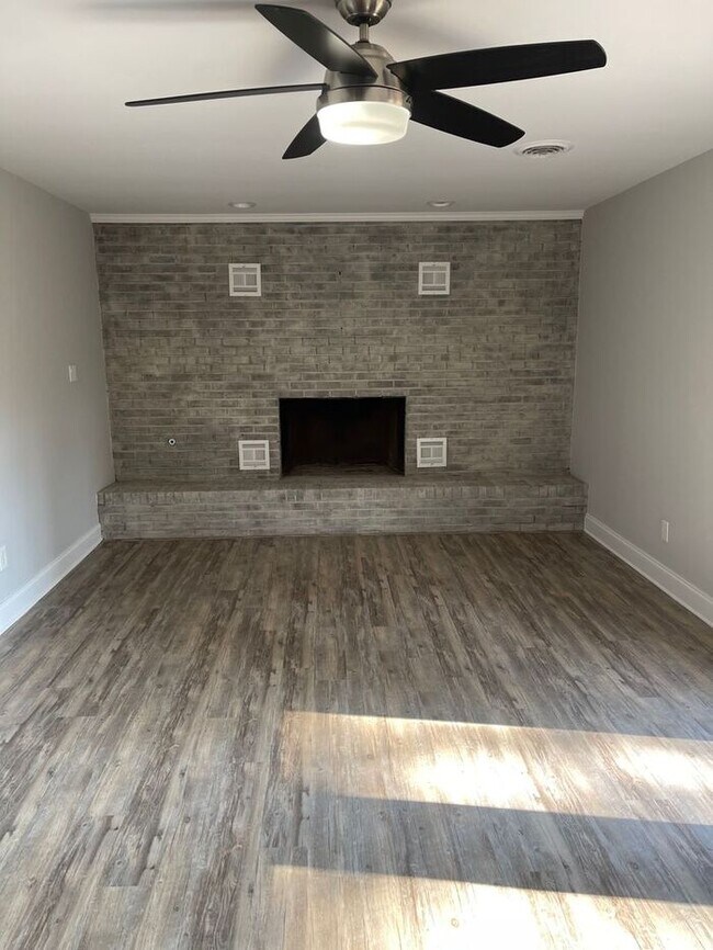 Building Photo - 4 Bedroom - 3 Bath Home with a 2 car garage in Farragut