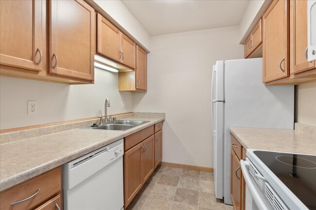 Kitchen with full-sized appliances - Ridge Pointe Apartments