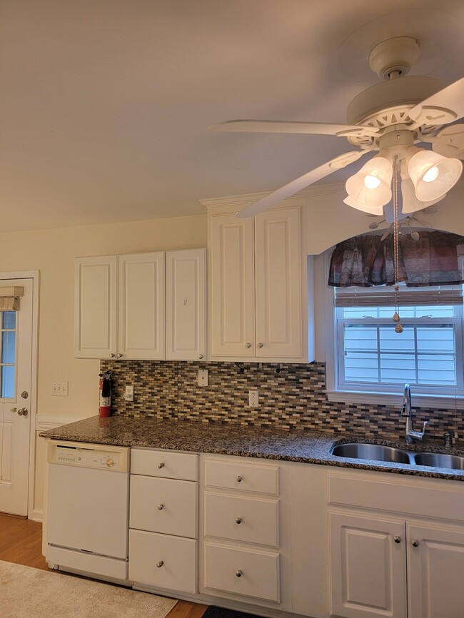 Building Photo - 200 Webfoot Dr