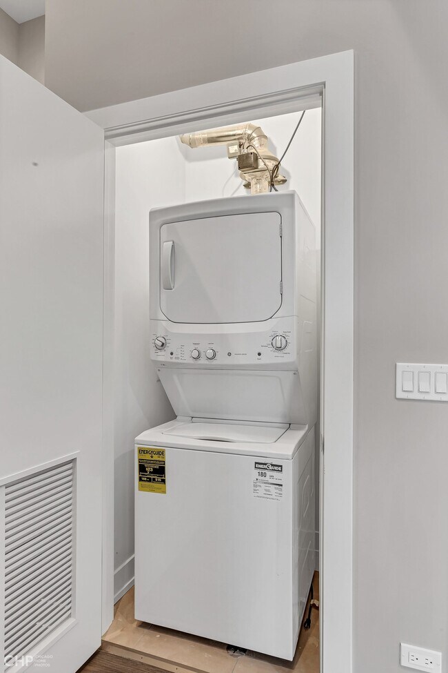 Building Photo - 2443 N Western Ave