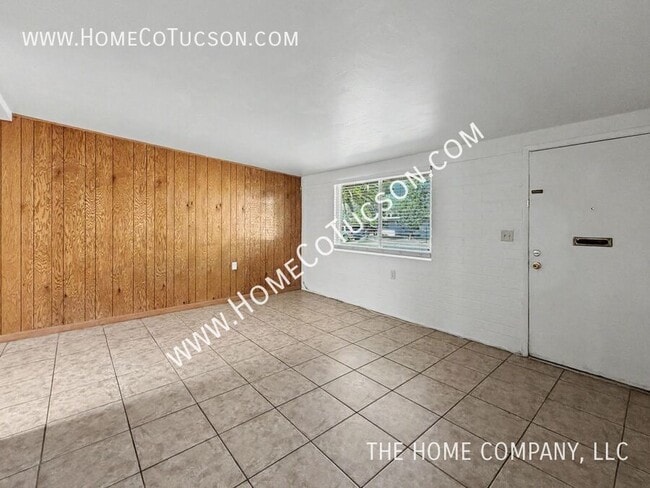 Building Photo - 1430 E Iowa Dr
