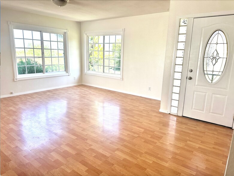 Building Photo - 2723 Moundview Pl