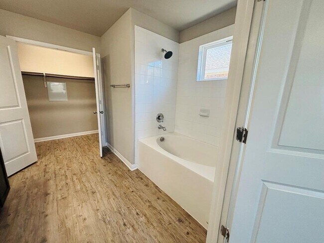 Building Photo - 1302 Golden Barley Dr