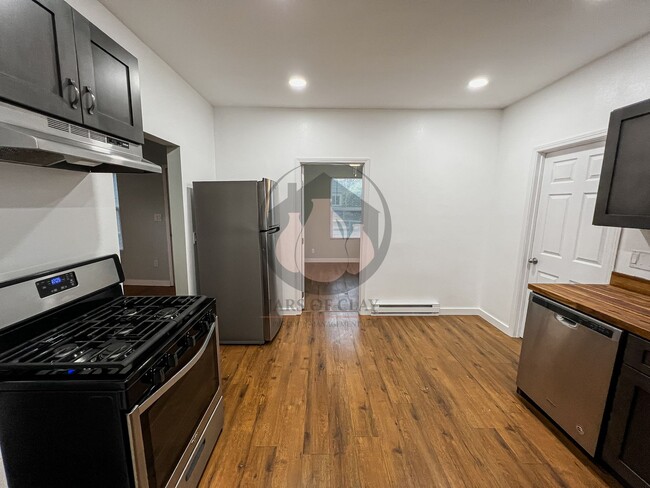 Building Photo - Adorable Craftsman Home in SE Salem