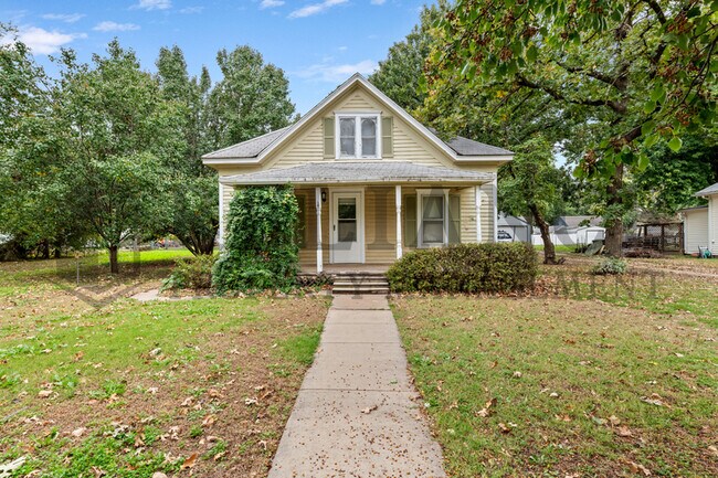 Primary Photo - 109 N Emporia St