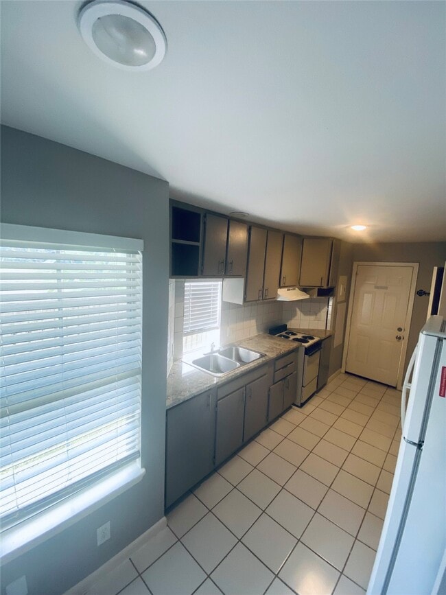 Building Photo - 14319 Henry Rd