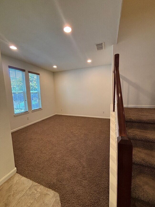 Building Photo - West Roseville Solar! 3 Bedroom, Plus den/...