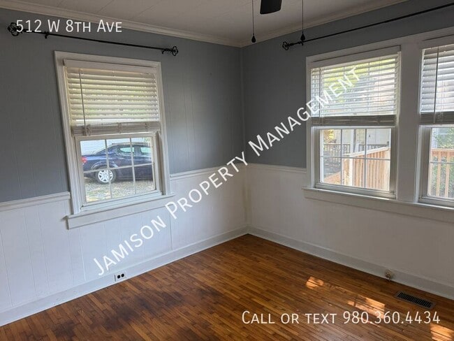 Building Photo - 512 W 8th Ave