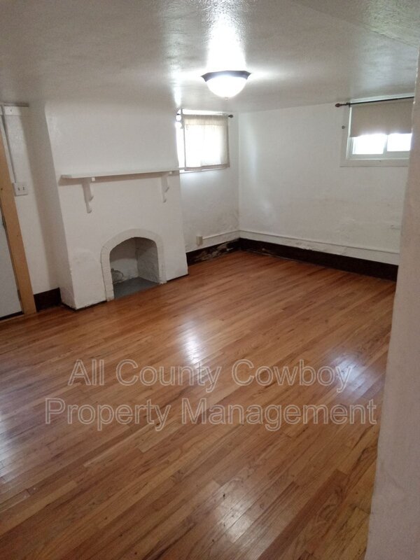 Building Photo - 1210 E Garfield St