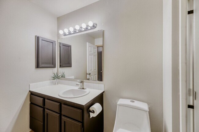 Building Photo - 2BR/2BA Everett Condo: Fresh Updates + Gated Access!