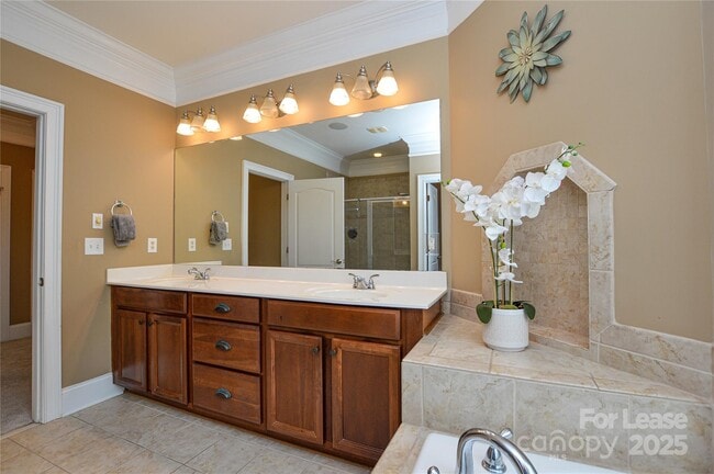 Building Photo - 5004 Woodview Ln
