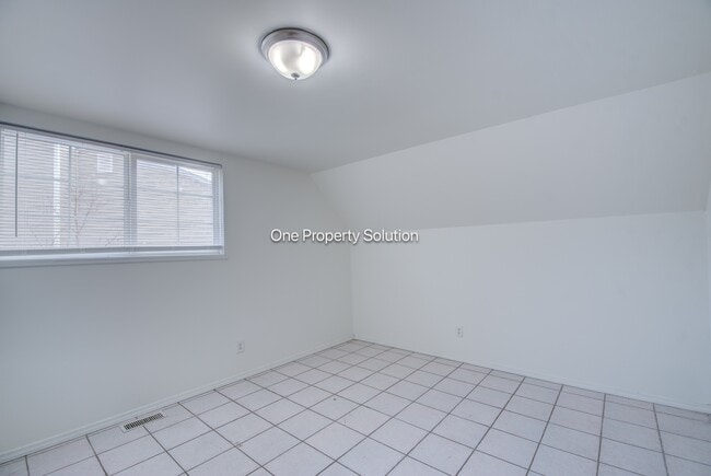 Building Photo - 924 W 60th Pl