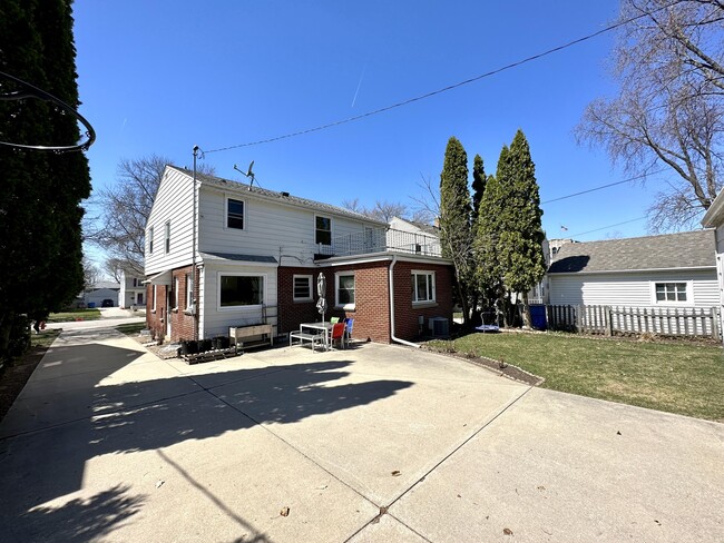 Building Photo - 4940 N Wildwood Ave