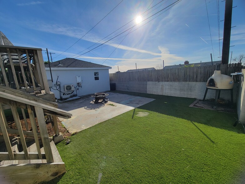 Back Yard, Pizza oven - 11523 Ruthelen St